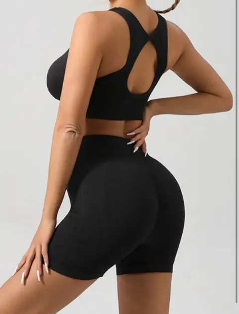 Conjunto de yoga de punto sin costuras de 2 piezas para mujer, camiseta deportiva con espalda cruzada y pantalones cortos de cintura alta · Negro