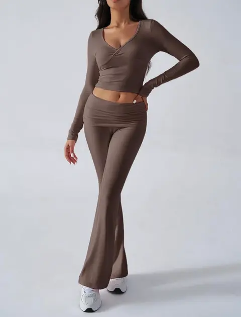 Conjunto casual de 2 piezas para mujer, cuello en V, manga larga, ombliguera con leggings plegables acampanados · Café