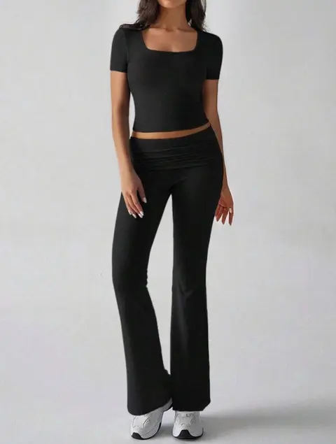 Conjunto de 2 piezas para entrenamiento de mujer con top corto de cuello cuadrado y manga corta & pantalones acampanados con cintura fruncida · Negro