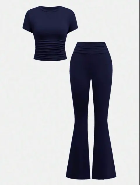 Conjunto informal  con top de cuello redondo azul claro fruncido y pantalones acampanados fruncidos · Azul