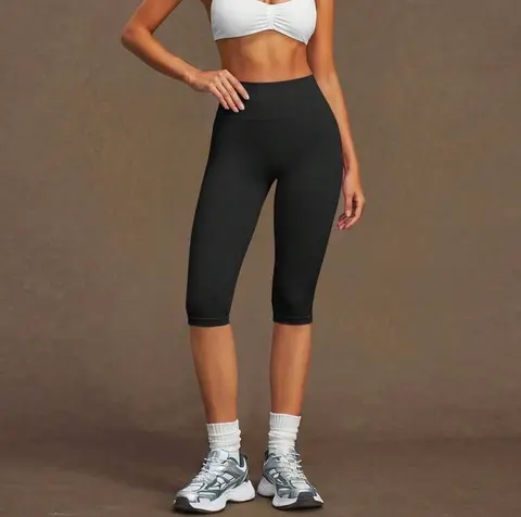 Leggings capri de yoga para mujer de cintura alta con control de abdomen, efecto levanta glúteos fruncido, sin costuras, color liso, pierna ajustada · Negro